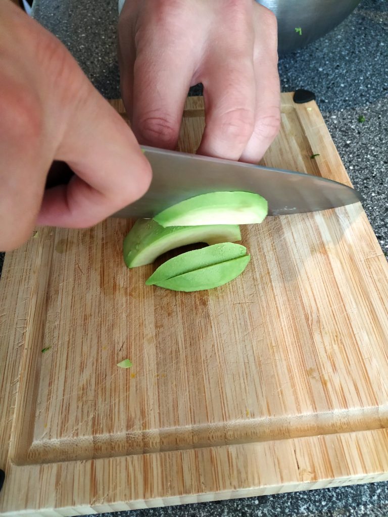 Avocado in Stücke schneiden