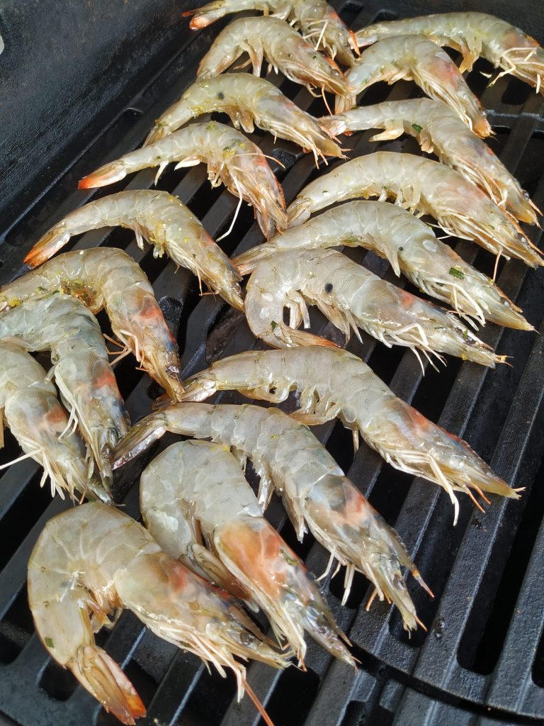 Shrimps werden angegrillt