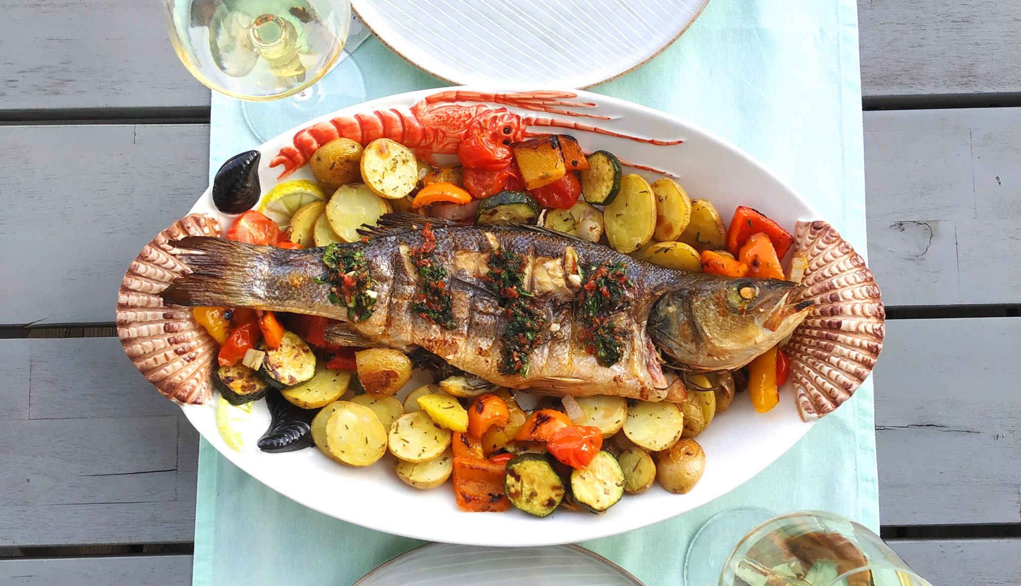 Gegrillter Fisch, Rosmarinkartoffeln, Grillgemüse | Rezept
