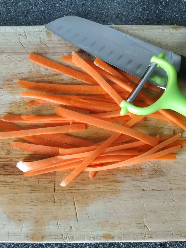 Karotten in Streifen schneiden