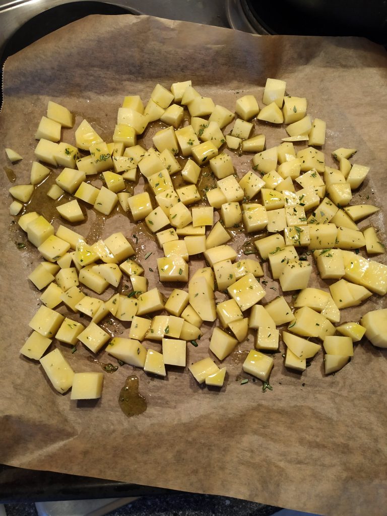 Kartoffelwürfel im Ofen garen