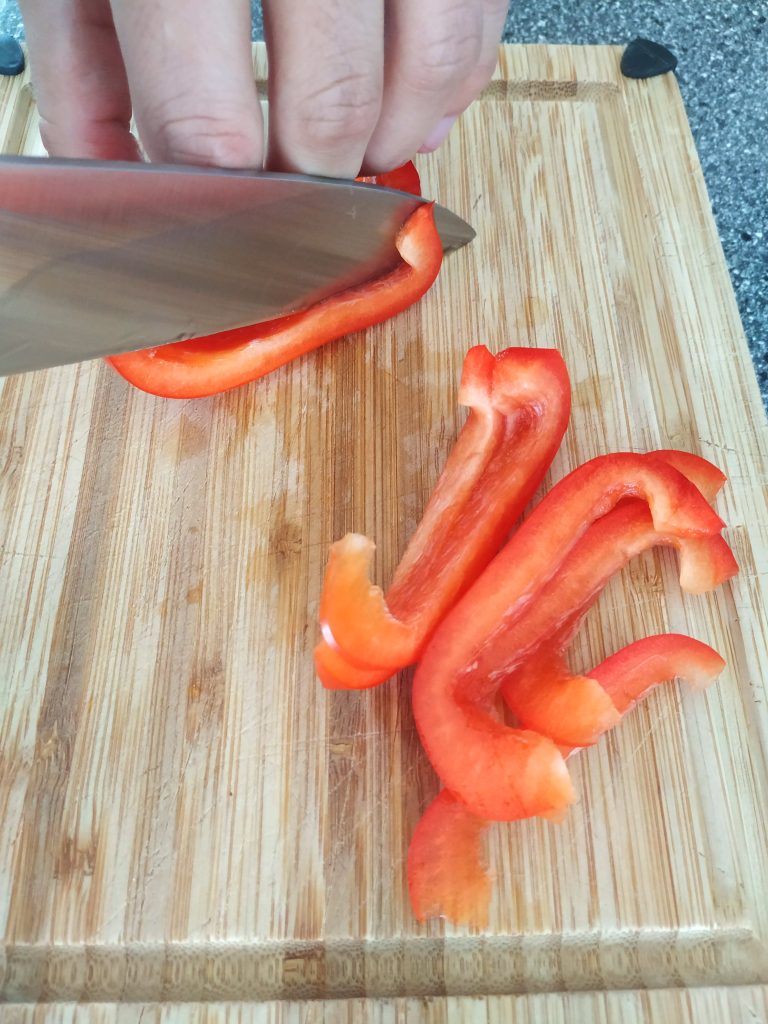Paprika in Streifen schneiden