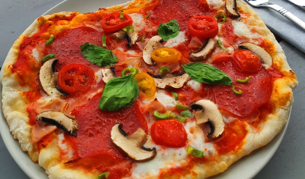 Selbstgemachte Pizza vom Pizzastein, wie beim Italiener