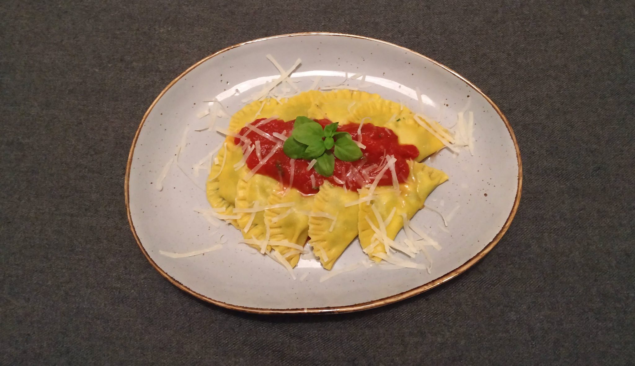 Ravioli mit Ricotta-Spinat-Füllung und Tomatensoße