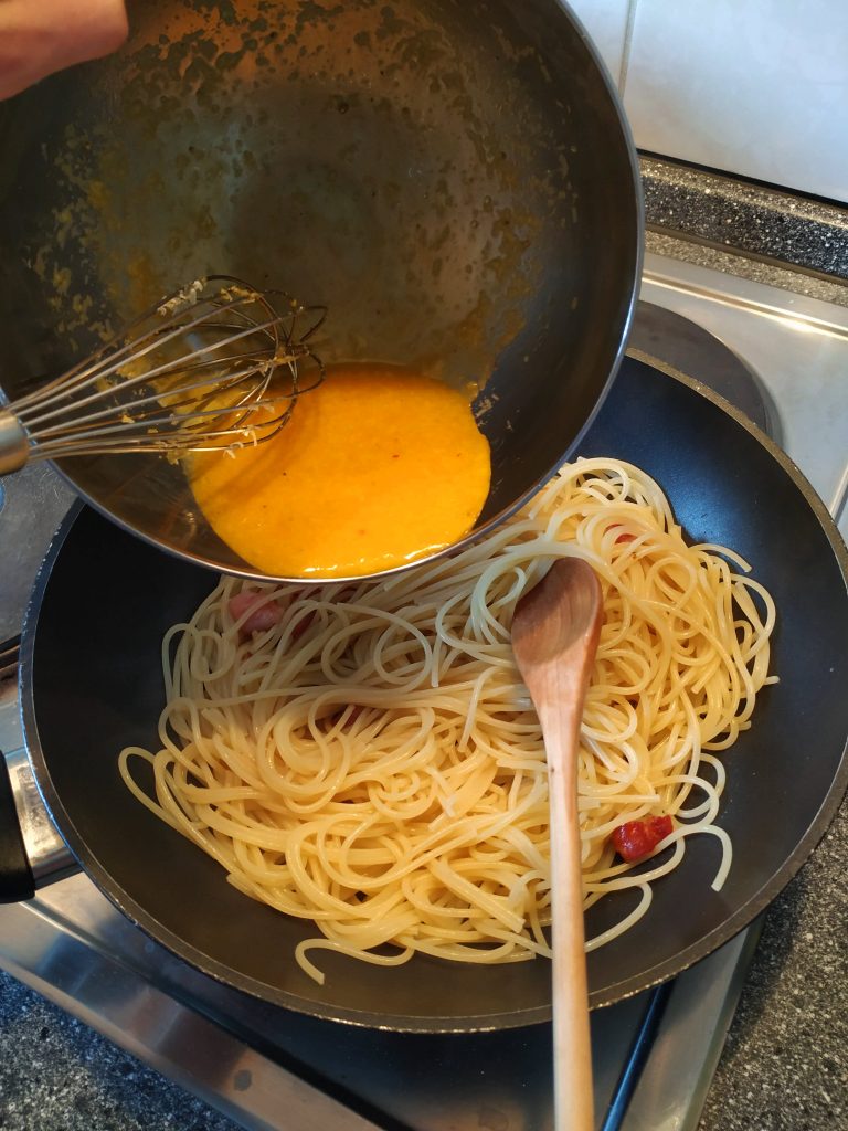Spaghetti Carbonara vermengen