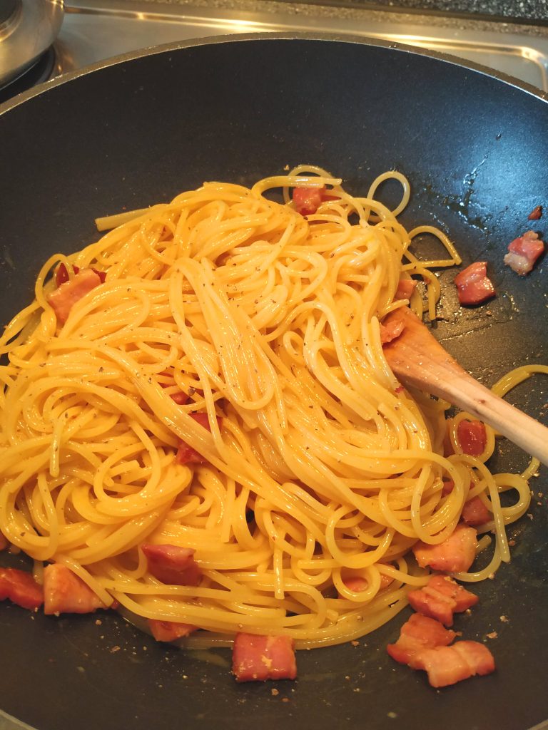 Abschmecken der Spaghetti Carbonara