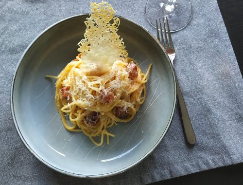 Spaghetti Carbonara serviert