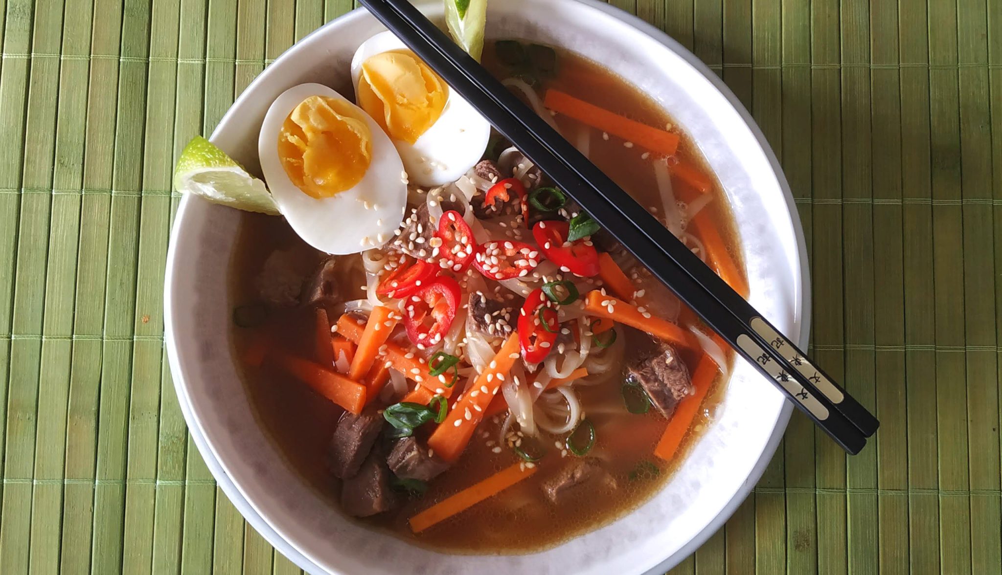 Rezept für thailändische Suppe mit Nudeln und Rindfleisch