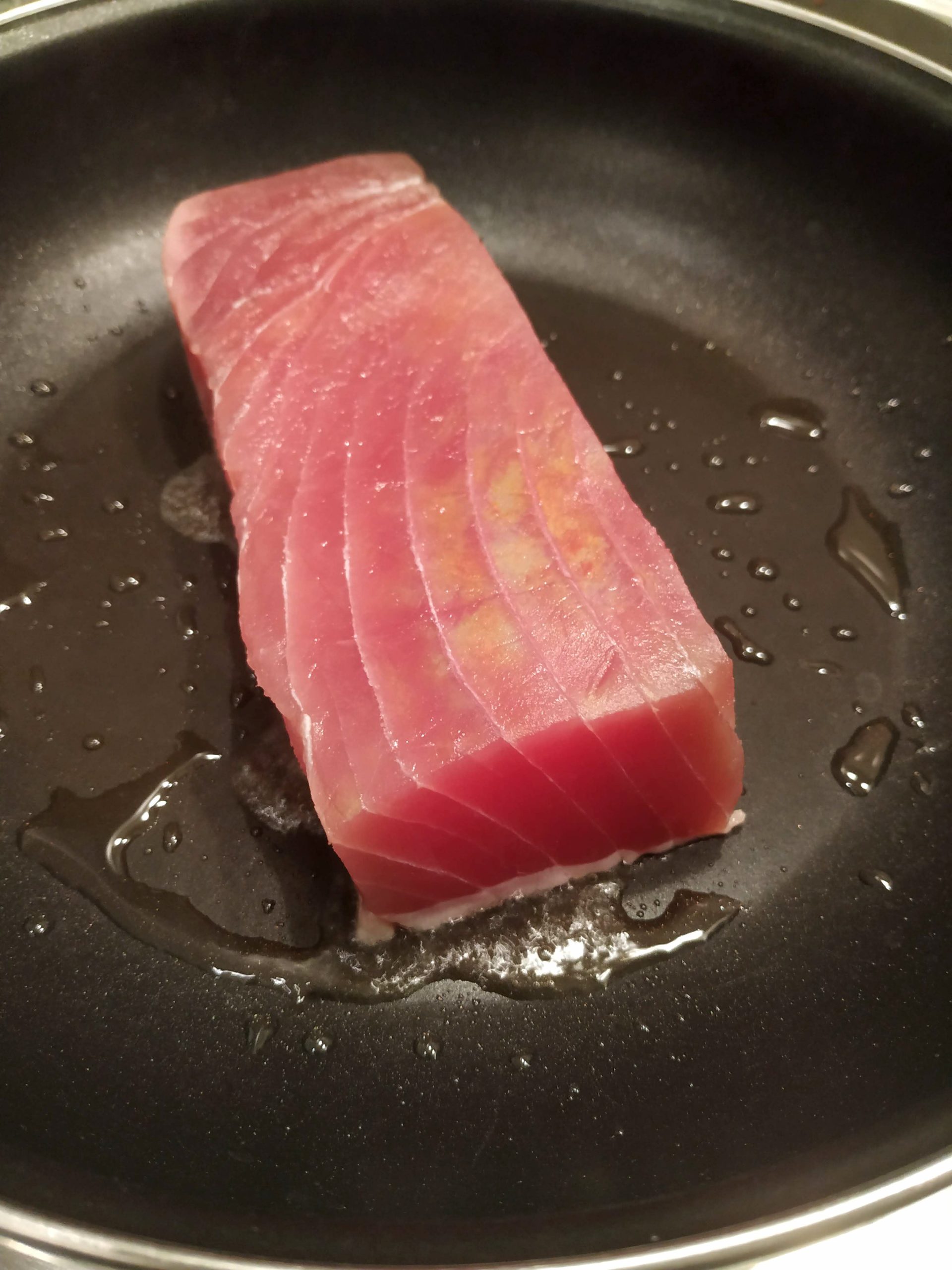 Thunfisch-Tataki mit asiatischem Gurkensalat